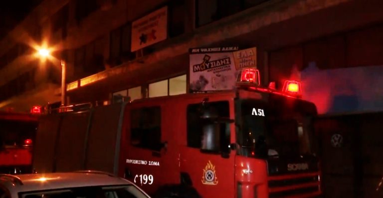 Θεσσαλονίκη: Φωτιά σε υπόγειο εγκαταλελειμμένης πολυκατοικίας στον Βαρδάρη