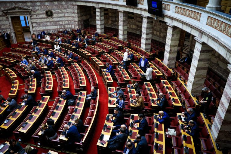Βουλή: Εγκρίθηκε η συμφωνία Ελλάδας – Γαλλίας για αποφυγή διπλής φορολογίας