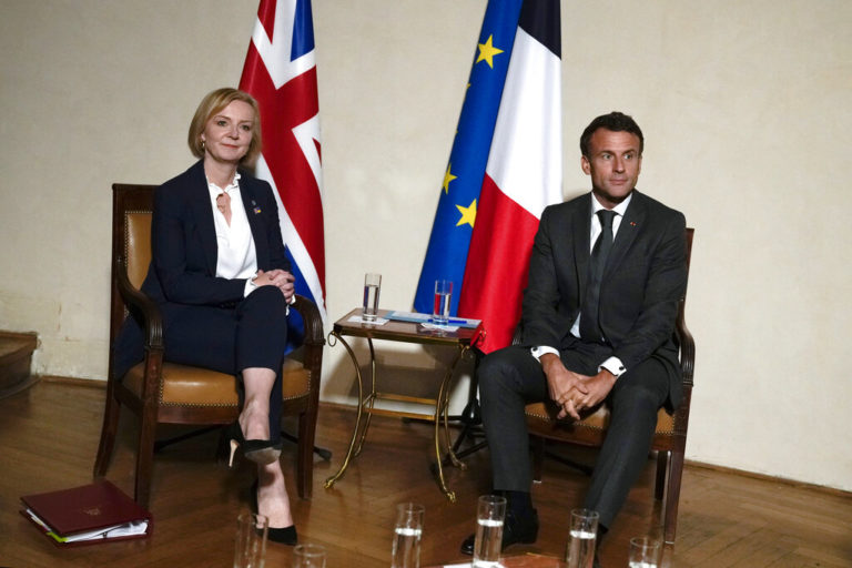 Με ένα φιλί σφραγίστηκε η αναθέρμανση των σχέσεων Ηνωμένου Βασιλείου – Γαλλίας