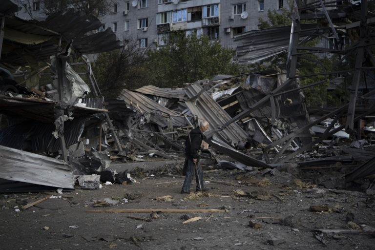 Τουλάχιστον οκτώ νεκροί από ρωσικά πλήγματα στο Κίεβο και το Σούμι