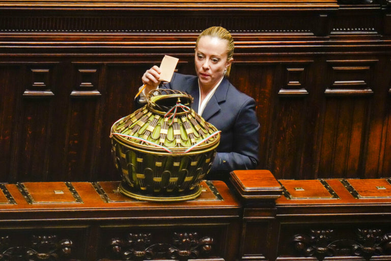 Ιταλία: Η Δεξιά δεν ξεκινά με το … δεξί – Ομοφοβικός υποψήφιος η νέα πρόταση της Λέγκα στην Κάτω Βουλή