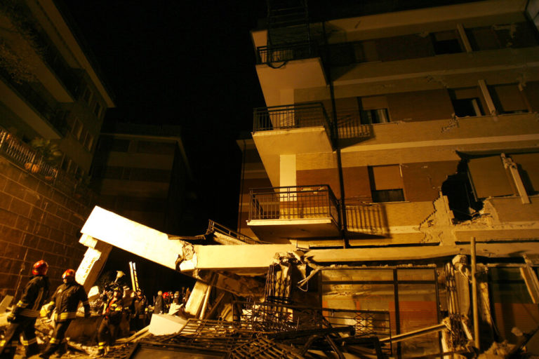 Ιταλία: Πέθαναν αλλά φταίνε γιατί δεν εγκατέλειψαν το κτίριο στον σεισμό του 2009 – Πρωτοφανής δικαστική απόφαση (video)