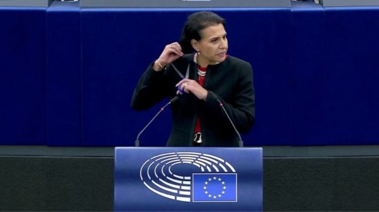 Ευρωκοινοβούλιο: «Γυναίκα, Ζωή, Ελευθερία» φώναξε Σουηδή ευρωβουλευτής και έκοψε την αλογοουρά της (video)