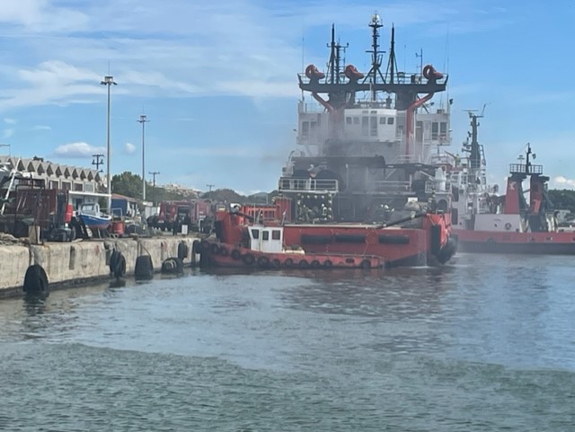 Πυρκαγιά σε ρυμουλκό σκάφος στο λιμάνι της Αλεξανδρούπολης