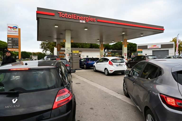 Γαλλία: «Στεγνώνουν» τα πρατήρια υγρών καυσίμων – Μαχαίρωμα στην ουρά για την προτεραιότητα