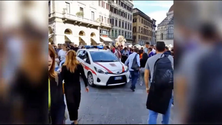 Ιταλία – Φλωρεντία: Αστυνομικό όχημα έπεσε σε ομάδα πιστών σε θρησκευτική πομπή – Εννέα τραυματίες