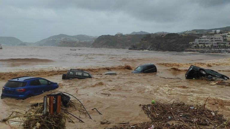 Ηράκλειο: Αγώνας δρόμου για την επιστροφή στην κανονικότητα μετά τις φονικές πλημμύρες στο δήμο Μαλεβιζίου