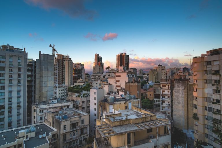 Ένθετο Κόσμος: Ομηρίες και εισβολές ενόπλων σε τράπεζες στον Λίβανο – Ζητούν τις καταθέσεις