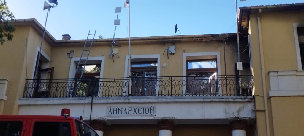 Κάηκε το ιστορικό δημαρχείο Σερβίων – Καταστράφηκαν κειμήλια – Σώθηκαν οι νέες πτέρυγες (video)