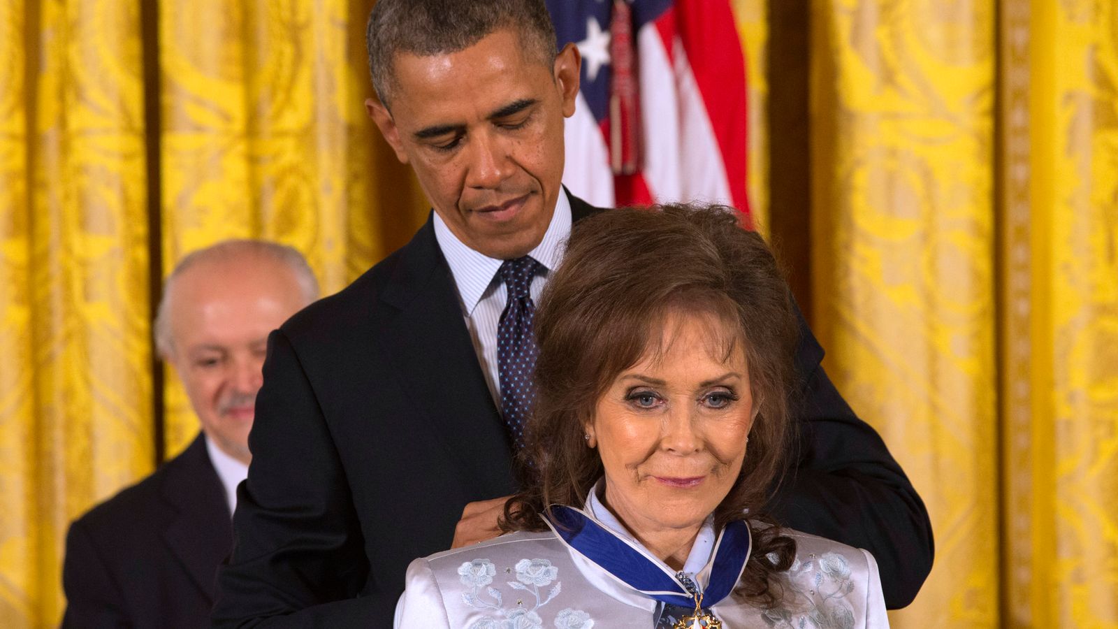 Loretta Lynn: Το αστέρι της κάντρι μουσικής έφυγε από τη ζωή σε ηλικία 90 ετών