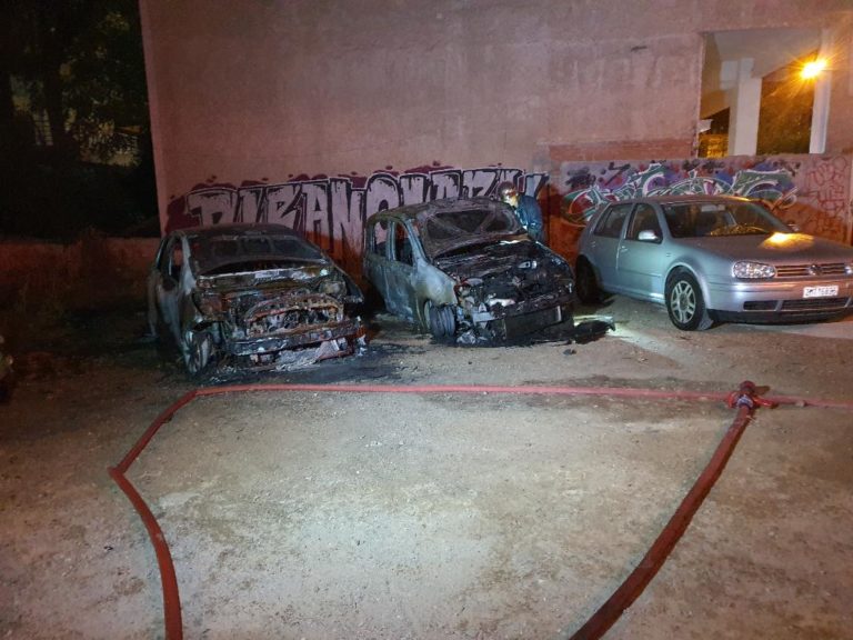 Φωτιά σε δύο σταθμευμένα αυτοκίνητα στο κέντρο της Αθήνας – Καταστράφηκαν ολοσχερώς